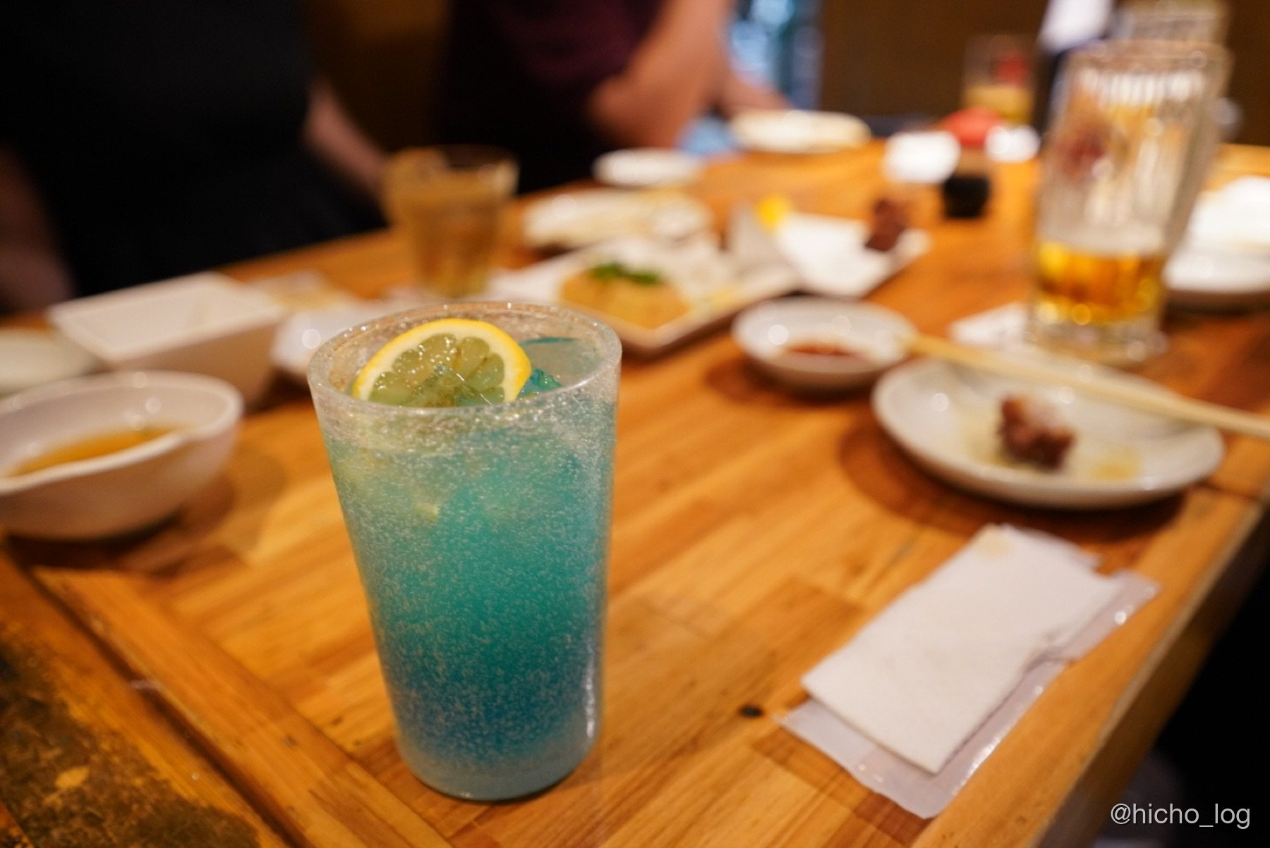 居酒屋の青いカクテルと料理。ダイビング後の打ち上げは、なぜかいつも長くなる